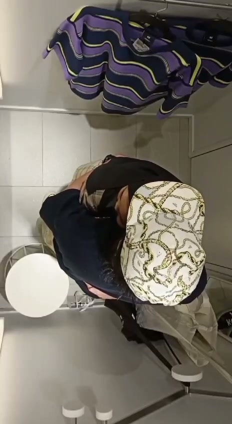 Hijab Mesum di Ruang Ganti