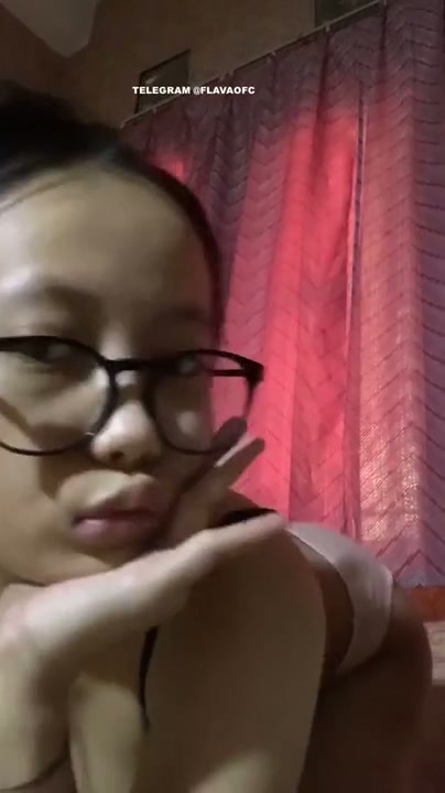 kacamata lagi mainin memek mulusnya.mp4