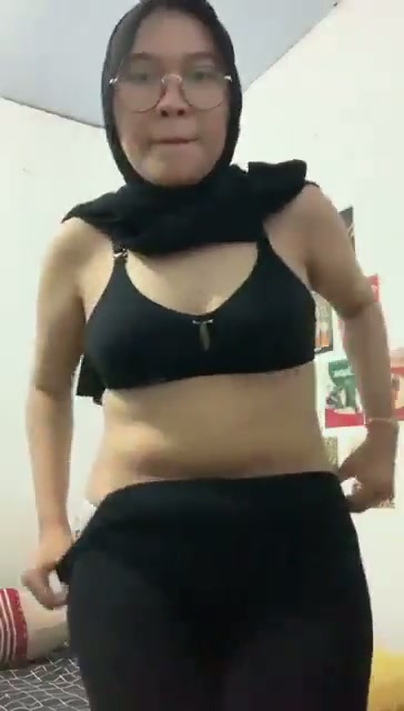 jilbab+kacamata+colmek.mp4