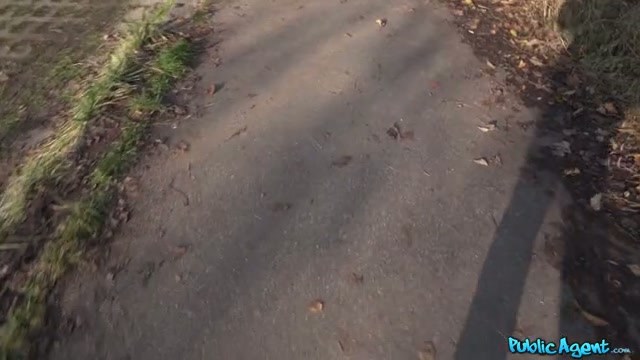 Mengintip abg sedang kencing..