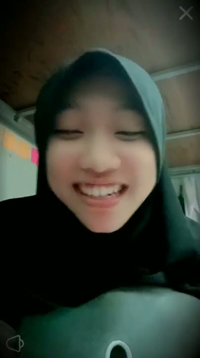 Hijab cantik main ludah