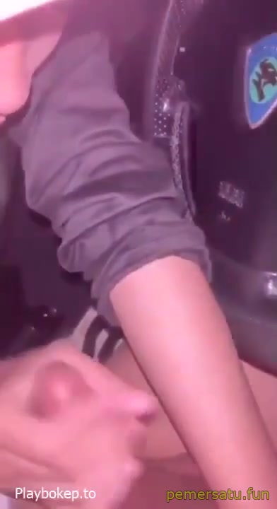 hijab memek becek dientot kontol gede di mobil.mp4