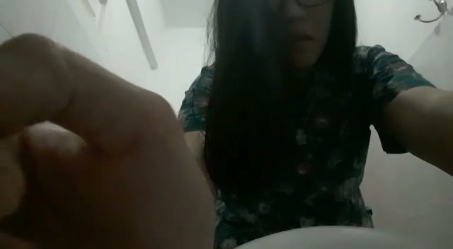 siswi batik kacamata toge di wc