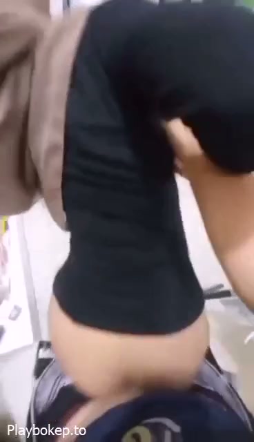 Cewe Jilbab Di Doggy Di Konter HP - NgenTub.mp4