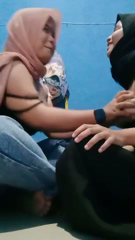 2 ABG HIJABERS LESBI!