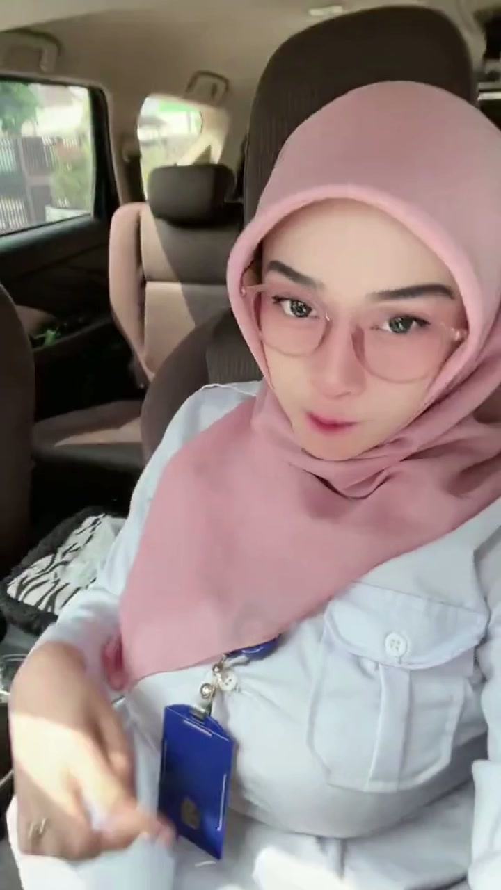 bu guru cantik,pamer tetek.mp4