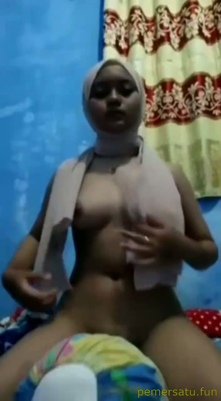 lesyah abg hijab 18yo sange colmek 37.mp4