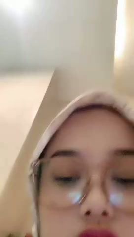 Mahasiswi Hijab Kacamata VC Pamer ke Pacarnya Viral.mp4