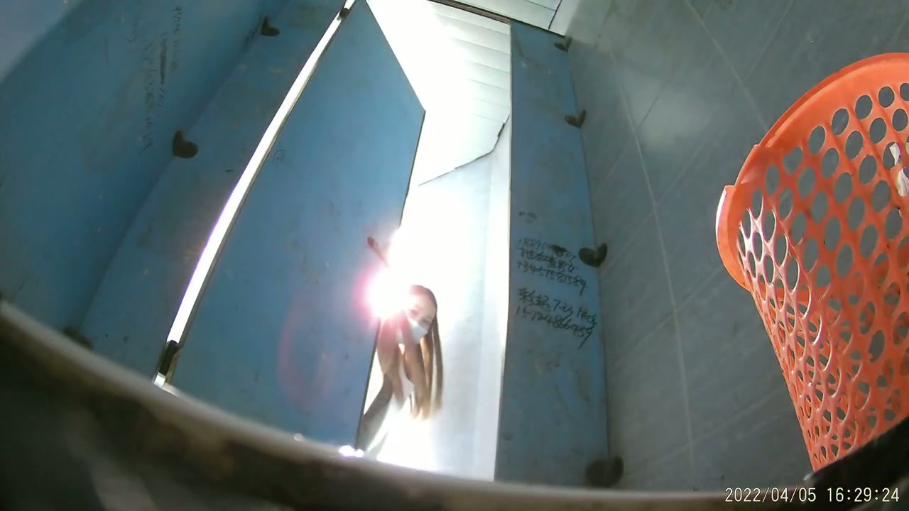 Ngintip Toilet dari bawah 9