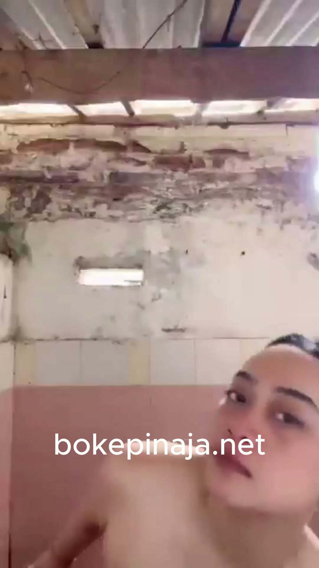 Bu Guru Salsa Bugil Sambil Mandi - BOKEPINAJA.COM.mp4