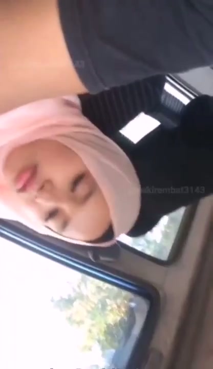 Ukhti mesum di mobil lanjut ngentot di rumah