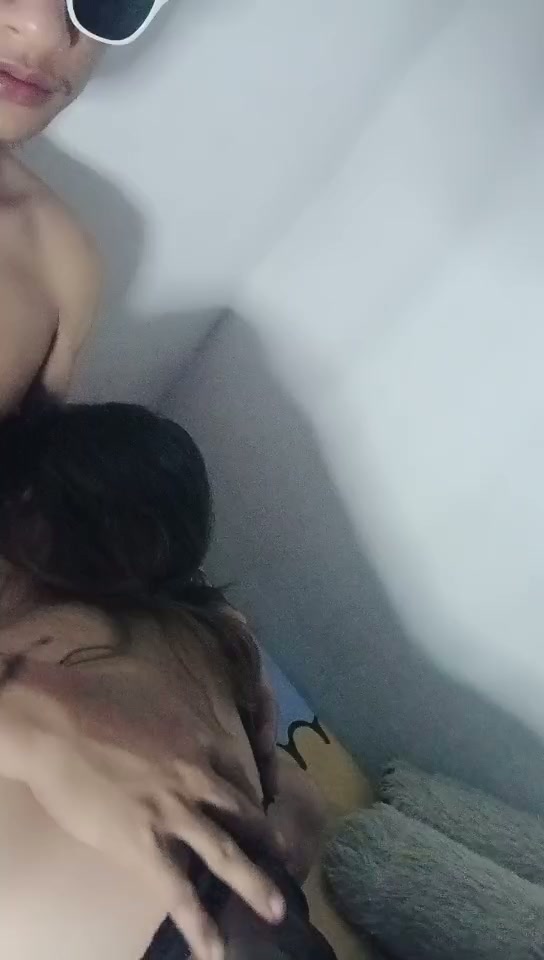 Ello tiduran sangek, dientoot cowok gatelnya