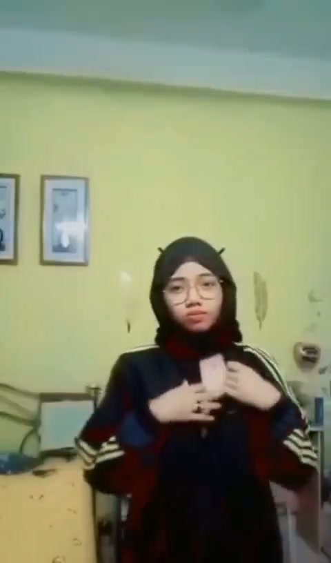 jilbab niniy abg kacamata imut toge colok memek sempit