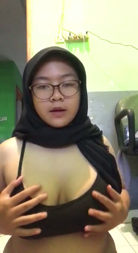 BBW Hijab Kacamata Omek Muncrat 01