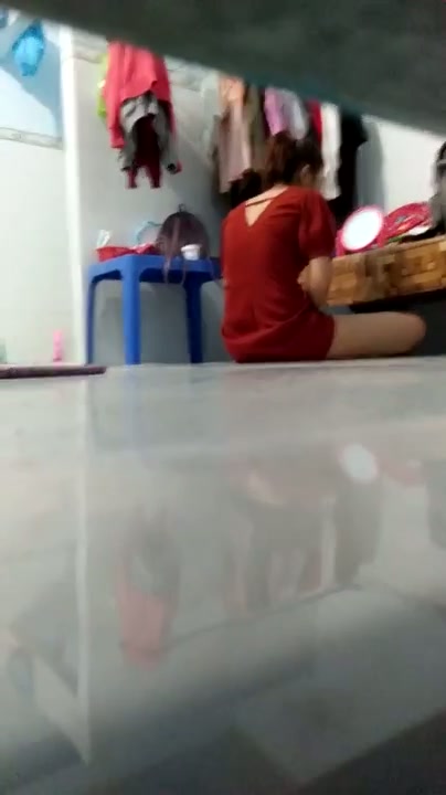ngintip cewe baju merah di sela jendela