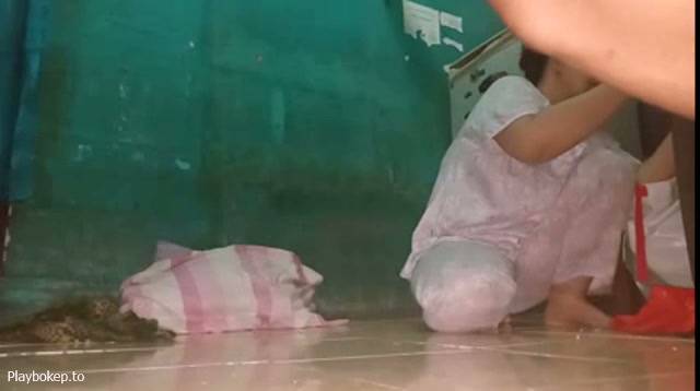 Beruntung banget nih cowok nya bisa main sama 2 s T w