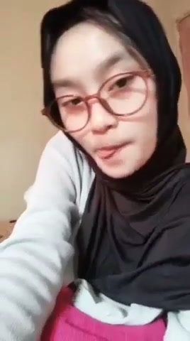 hijab hitam kacamata