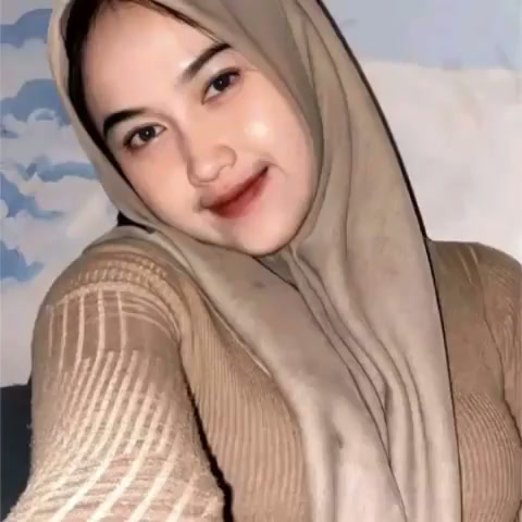 Cewek Cantik Berjilbab Lagi Belajar Nyepong Crot di Muka