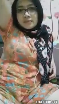 Bokep Indo Bu Haji Toge Lepas Hijab Live hijab jilbab kacamata milf pawg goyanglidah remastetek nyusu paizuri - BOKEPSIN
