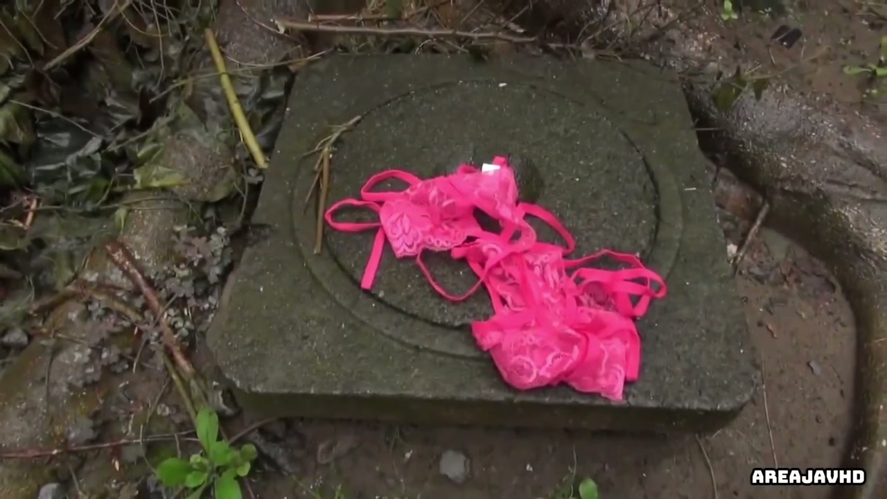 Istri Yang Tinggal Di Lantai Atas Datang Untuk Mengambil Celana Dalam Yang Hilang AREAJAVHD