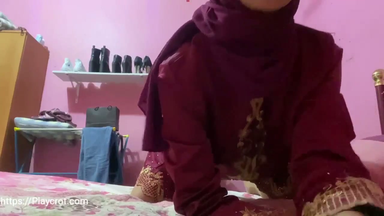 Hijab kebaya merah