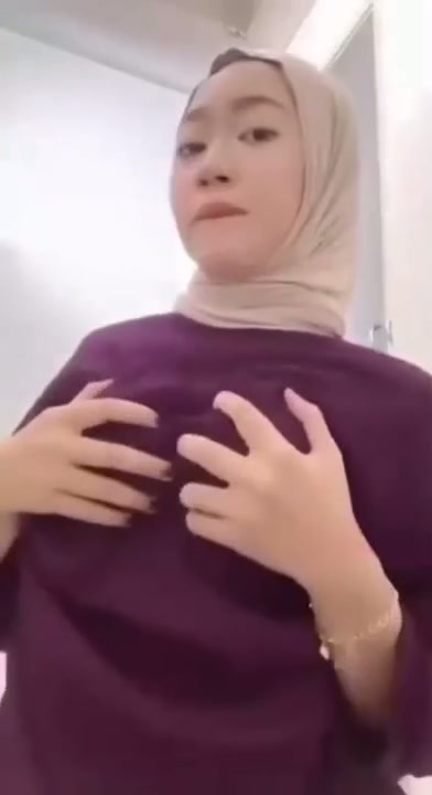 Hijab cantik dikamar mandi