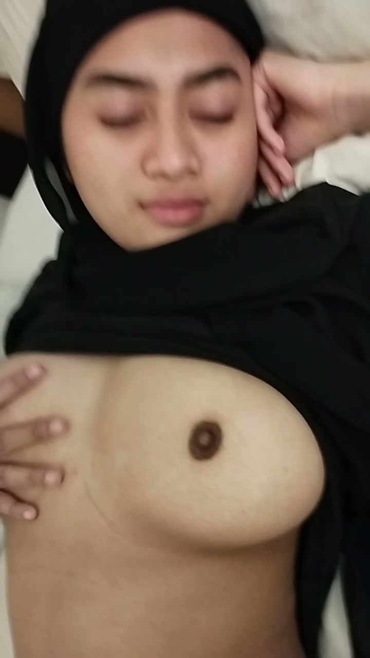 Jilbab hitam dicolmekin