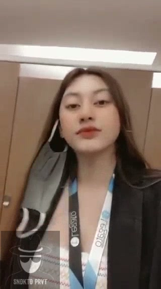 Tiktoker di toilet cafe