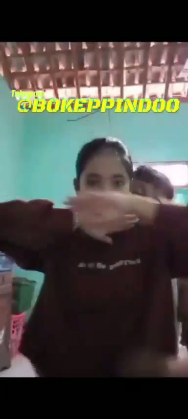 ARAB CANTIK MERINTIH KEENAKAN SAAT DIENTOT COWONYA