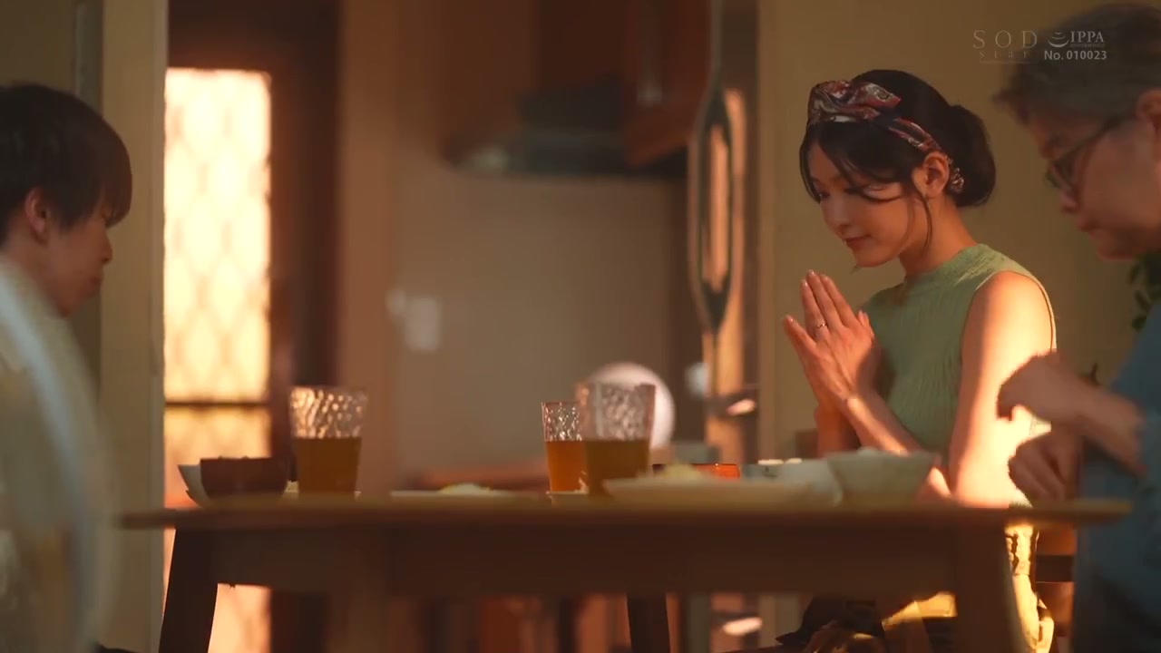 START-220 Adikku yang mempunyai suami membantuku berlatih berciuman dengannya. Dia menjadi liar dan terus masuk ke dalam diriku. SODstar x Keluarga Merah Muda Honjo Suzu