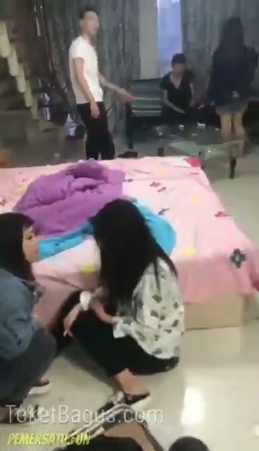 Ketahuan selingkuh malah dientot rame rame.mp4