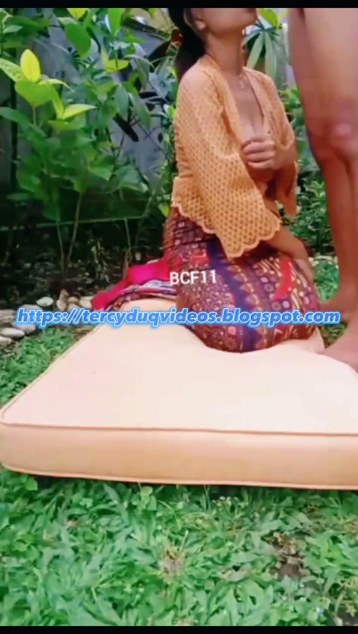 Konten Video BCF 11, Part 6- Ngentot dengan Wanita Berkebaya di Halaman Belakang
