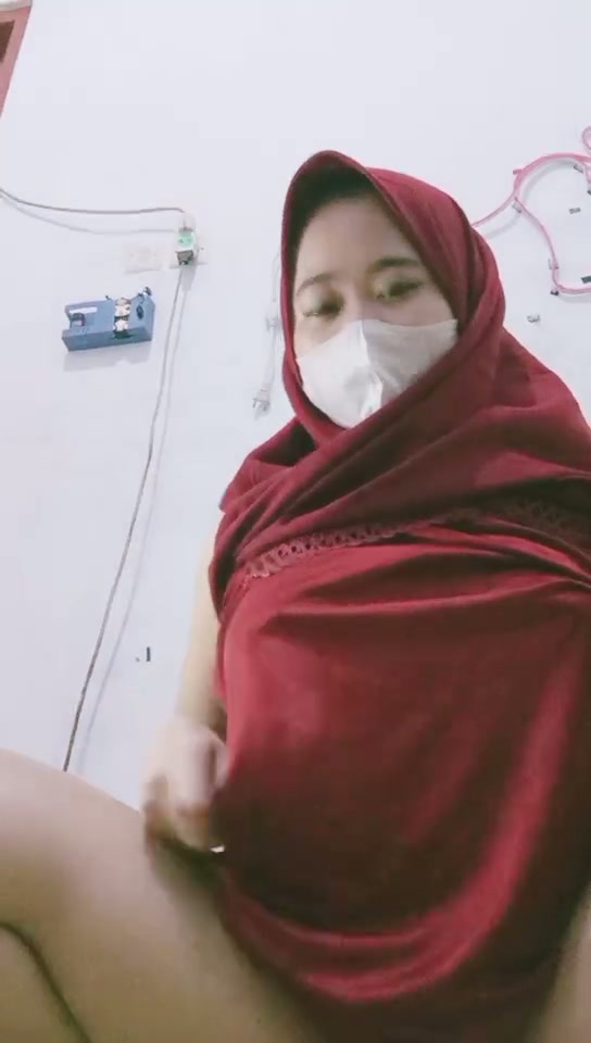 Hijab si kemeja merah