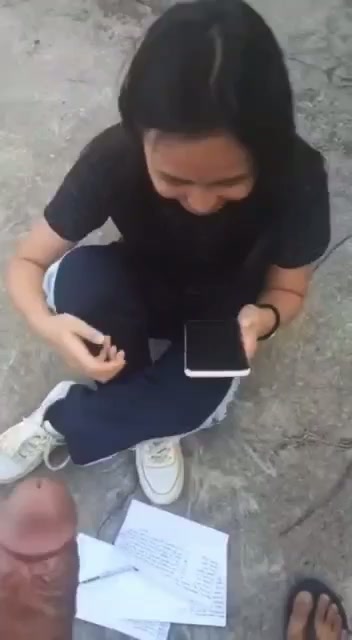 Lagi istirahat joging sekalian ngew3 di kuburan