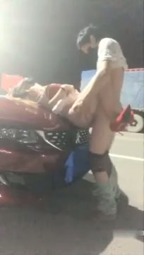 Ngewe di depan mobil yg di parkir di pinggir jalan