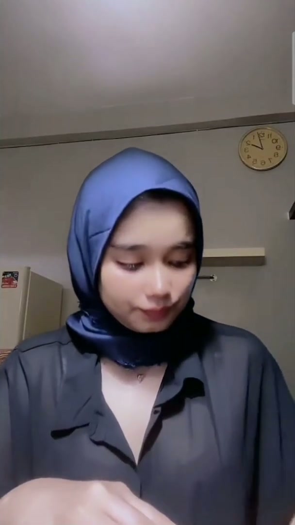 Nona Qinantia Jilbab Dengan Busana Transparan 1