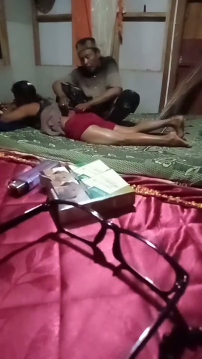 bini lagi pijetan (720).mp4