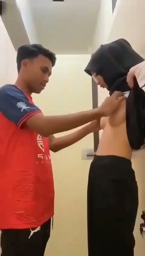 Hijab hitam di toilet - 4_2024-09-03_15-57-07.mp4