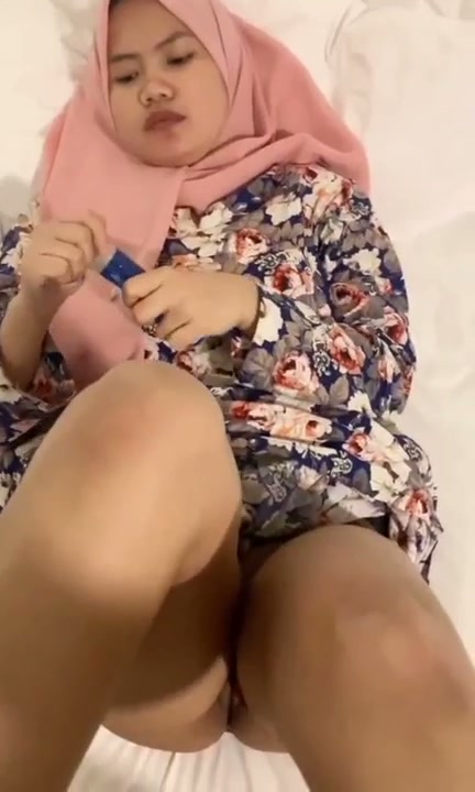 EWE ABG HIJABERS MONTOK MEMEK TEMBEM.mp4
