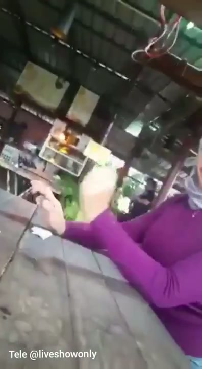 minah penjual buah di pasar