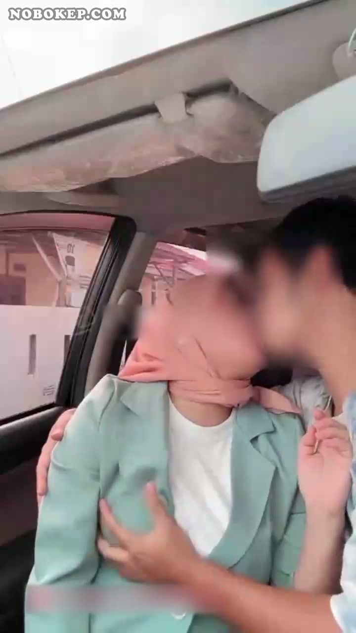 Bokep Indo Pegawai Bank Hijab Blowjob di Mobil