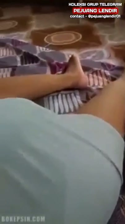 Iseng gangguin ade main Hp jadi Ngewe.mp4