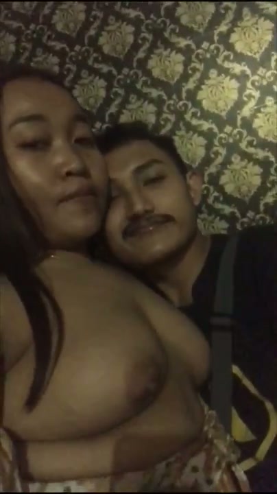 Abg ngewe di depan pintu masuk gudang