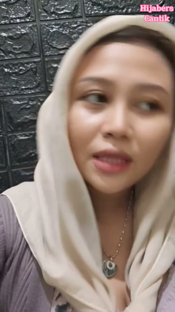 Hijab style hijabers Bunda Keisha outfit simple menyapa para penggemar