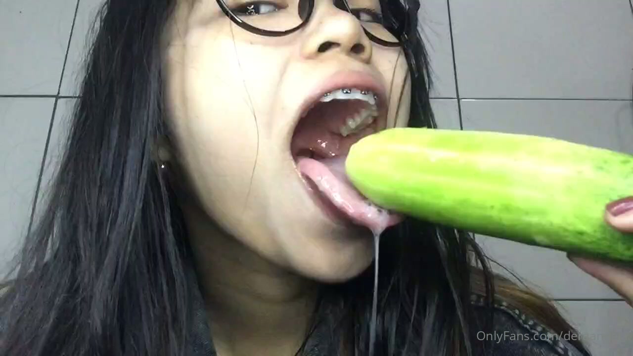 Dera Angela ngemut timun