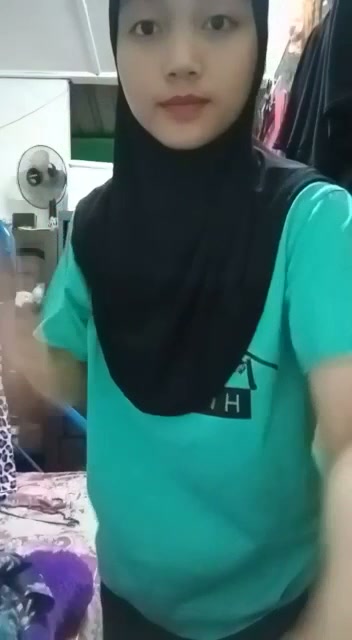 Wgmn8-Nurul Hidayah jilbab hitam bugil di kamar belakang kipas lemari - PoopHD.mp4