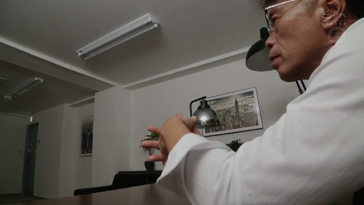 Seorang sekretaris cantik dan sensitif yang rahasianya disimpan oleh presiden dan dipaksa melakukan hubungan fisik dengannya mencapai klimaks di kantor presiden Yuma Sano