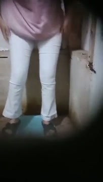 Ngintip Hijabers Pegangin Memeknya Agar Aliran Pipisnya Tidak Muncrat Kemana-Mana (360).mp4