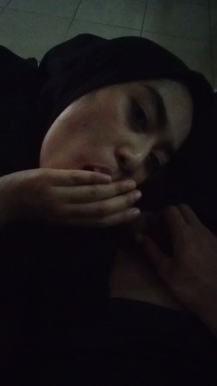 Jilbab pacaran sampil sekop di ruang tamu