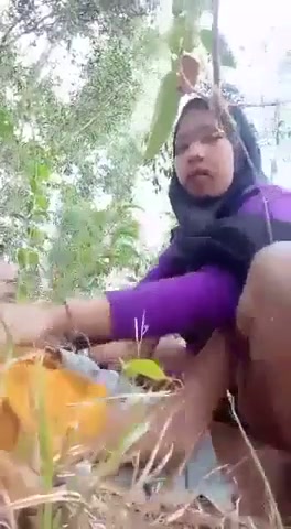 DUA ABG NEKAT NGENTOT DI HUTAN